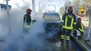 Auto in fiamme al casello autostradale A14