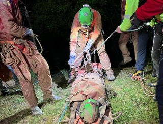 Speleologa ferita nella Grotta del Fiume, complesso recupero