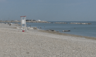 Malore in spiaggia a Fano, 80enne muore a Torrette