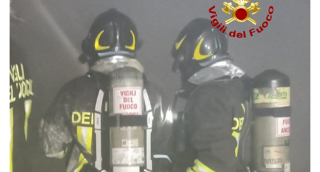 Incendio in un’azienda a Falconara: capannone in fiamme, paura tra i residenti