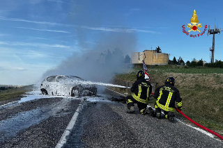 Auto a GPL prende fuoco dopo schianto, paura sulla Provinciale 14