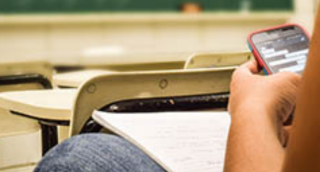 Addio cellulari in classe, il divieto esteso anche alle superiori