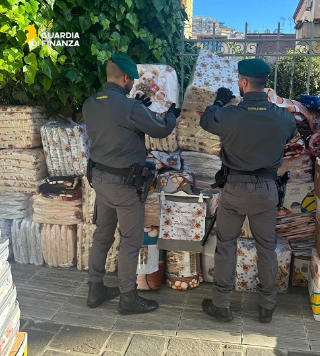 Ancona, Fiera di San Ciriaco: Guardia di Finanza sequestra 15mila articoli contraffatti