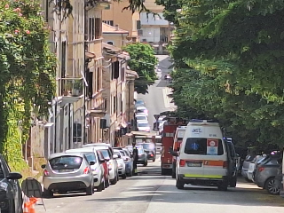 Uomo si barrica in casa con liquido infiammabile, feriti un carabiniere e il 79enne