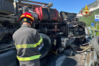 Camion si ribalta sulla Statale 76, strada chiusa