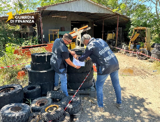 Jesi: area di 600 metri quadrati sotto sequestro, trovate 450 tonnellate di rifiuti
