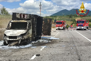Incendio camion sulla SS256 a Cerreto d’Esi, strada chiusa