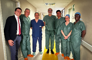 Esperti britannici studiano le tecniche di cardiochirurgia mini-invasiva del professor Di Eusanio