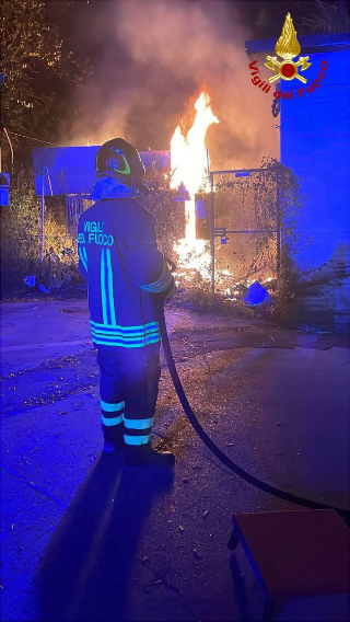Fiamme alte avvolgono cabina elettrica a Loreto