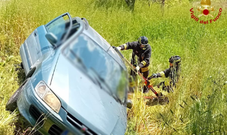 Auto fuori strada: donna in ospedale