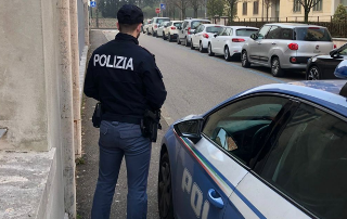 Nigeriana aggredisce controllori e polizia sul bus: denunciata