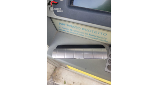 Sventato furto di banconote allo sportello Postamat di via Maratta