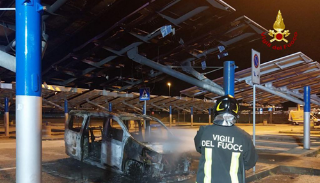 Incendio in A14: auto a fuoco in area di servizio, danni al fotovoltaico