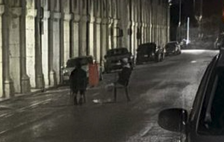 Bravata notturna nel centro: ragazzi bloccano la strada con le sedie