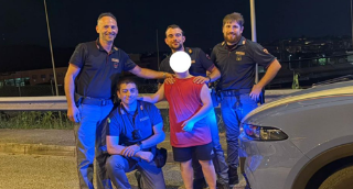 Bambino solo in strada di notte, lo ritrovano i poliziotti