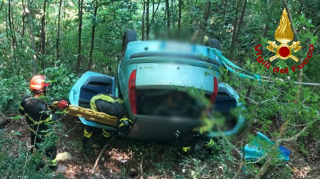 Incidente in via San Martino: auto precipita in scarpata, ferito grave