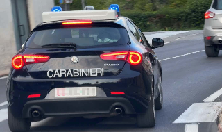Si lancia dalla finestra per sfuggire ai carabinieri