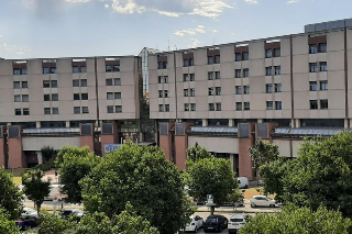 Dona il risarcimento a un ente benefico: si conclude il caso del 19enne che ha aggredito infermieri