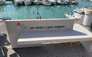 Una panchina speciale al porto di Senigallia per ricordare Luca Bergamaschi
